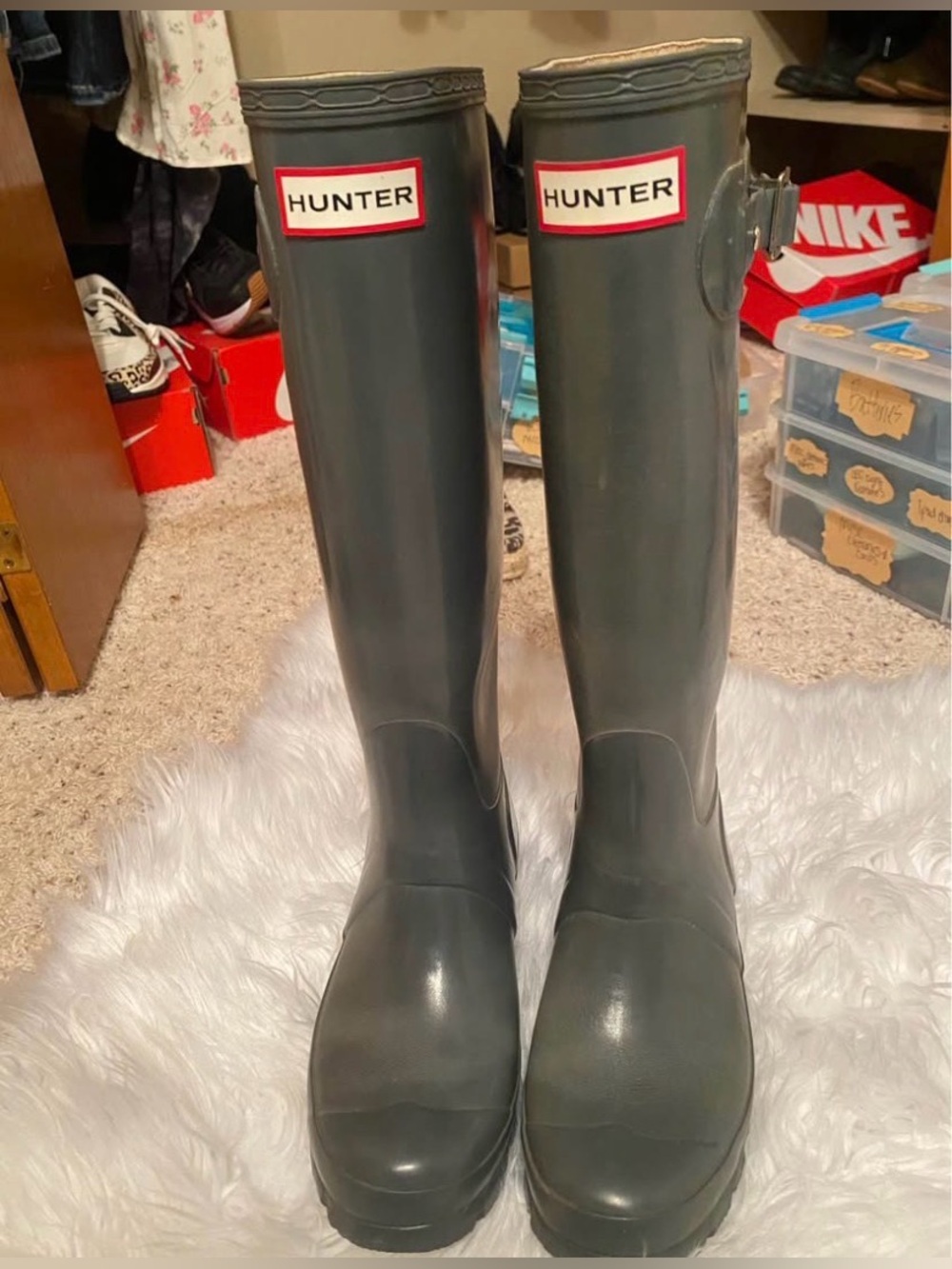 Hunter Gloss Tall Rain Boots in gray/ size 6